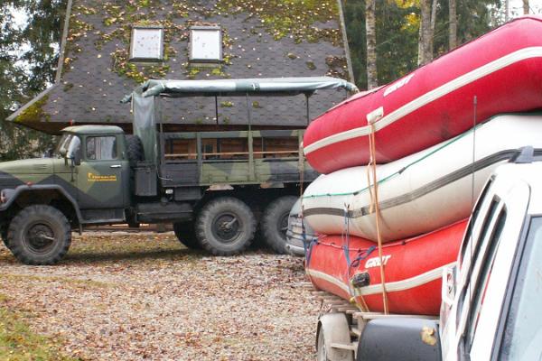 Kanuu.ee Waldlager für Gesellschaften in Kõrvemaa auf den Järvi Seen