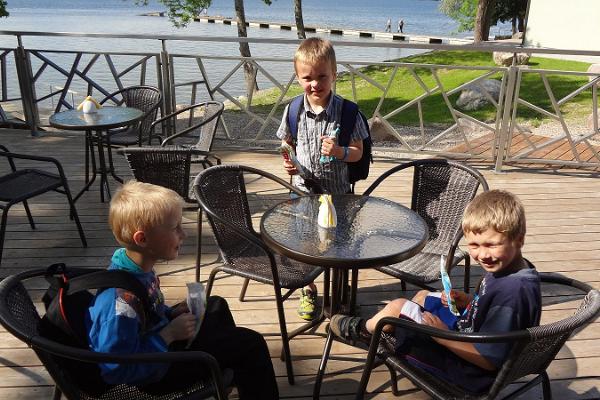 Jääkaru kafé och barn som avsmakar maten på terrassen 