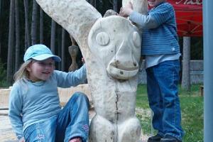 Tartumaa Tervisespordikeskuse majutus, lapseed ronimas puuskulptuuril