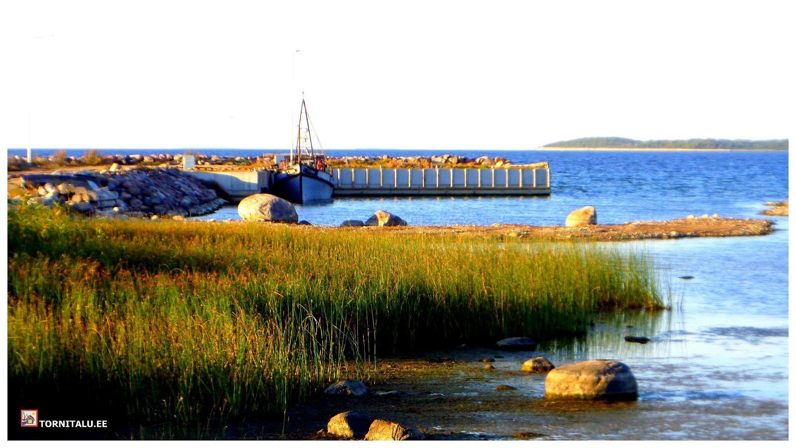 Taaliku harbour and beach