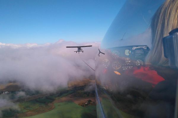 Ausflüge des Fliegervereins von Ridali mit einem Segelflugzeug und einem Motorflugzeug