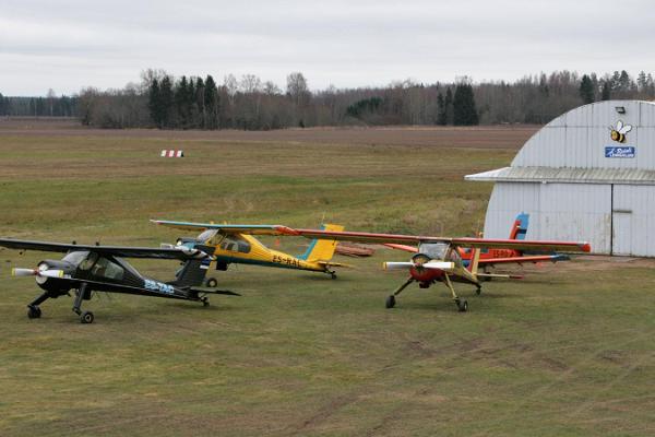 Ausflüge des Fliegervereins von Ridali mit einem Segelflugzeug und einem Motorflugzeug