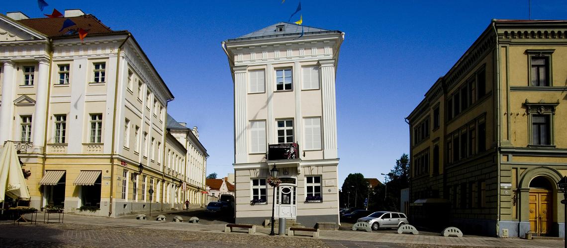 В кривом доме на Ратушной площади Тарту располагается музей