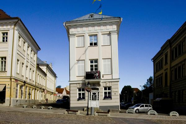В кривом доме на Ратушной площади Тарту располагается музей