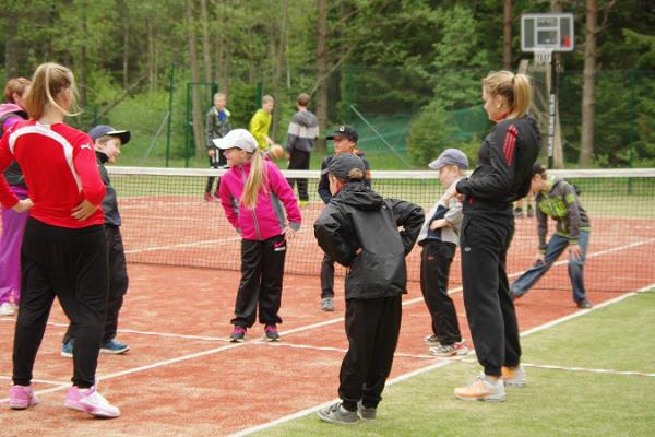 Pidula Forellin lomakylän tenniskenttä