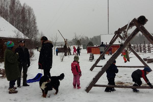 Värskas Tsäimajas, talverõõmud, palju lapsi, pered, õuemängud