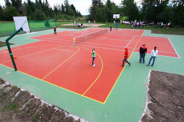 Luhtre farm tennis and basketball court
