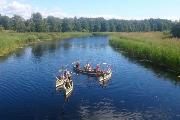 Kanuu.een kanoottiretki Soomaalla ja kävelyretki suolla