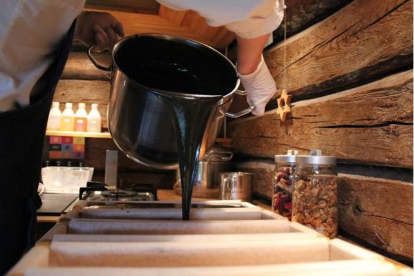 Külmprotsessi meetodil seebivalmistamise saladused GoodKaarma seebikojas Saaremaal