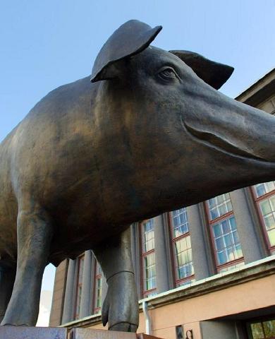 Skulptur „Schwein aus Bronze&quot;