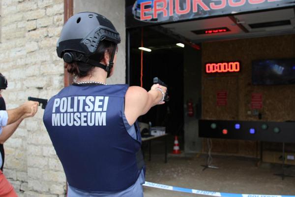 Teamspiel "Kehastu eriüksuslaseks politseimuuseumis" (dt. Schlüpfen Sie in die Rolle eines Sondertrupplers im Polizeimuseum) und spannender Museumsbesuch