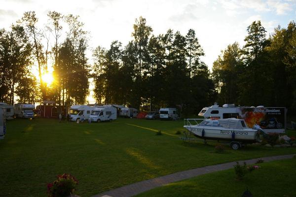 Kiviranna karavaniparkla ja karavanid keset suvist rohelust