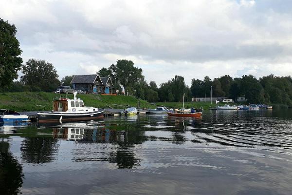 Fishing Village Bootsverleih am Ufer des Flusses Sauga. 