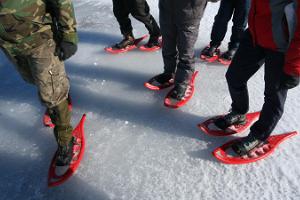 Piedzīvojumiem bagāts pārgājiens ar sniega kurpēm uz Tonojas purva salu, kas atrodas Somā Nacionālajā parkā