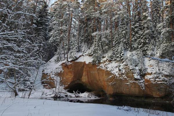 Mauern der Sõjatare- Höhle und die Uku-Höhle