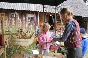 Hantverks workshops i Ruhnu Kultuuriait (Runös Kulturladugård)