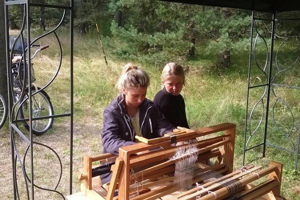 Hantverks workshops i Ruhnu Kultuuriait (Rynös Kulturladugård)