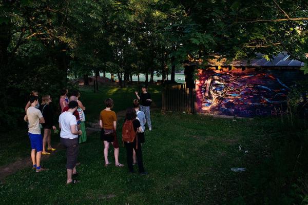 Spaziergang mit Führer zum Thema Straßenkunst im Tartuer Stadtteil Karlova