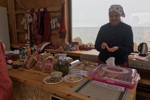 Hafenmarkt auf Kihnu – lokales Essen und örtliche Handarbeiten
