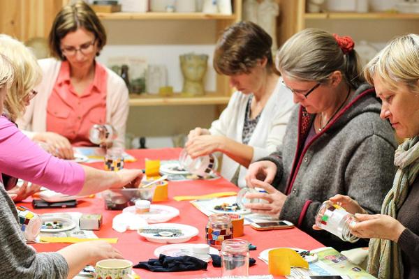 Örreke workshops. Making mosaic.