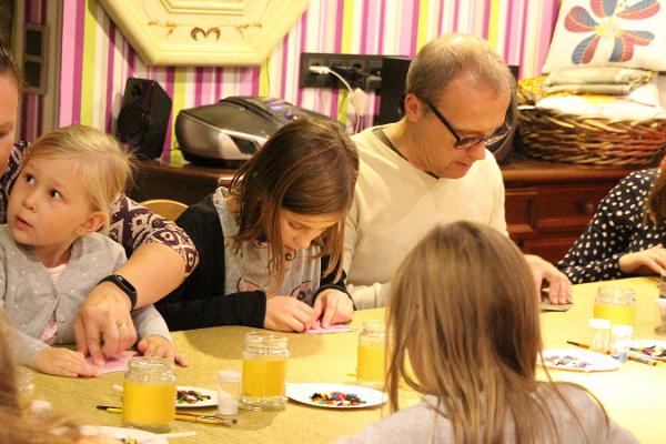 Örreke workshops. Making mosaic.