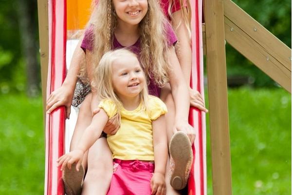Toomemäe park (Dombergets park) och lekplats: flickorna åker pulkabacke