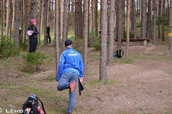 Discgolf-Park in Annikoru und Spieler