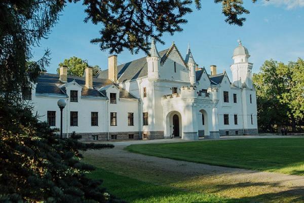 Schloss Alatskivi im sommerlichen Grün