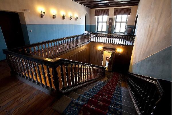 Alatskivi lossi sisevaade tumedast puidust treppidelt
