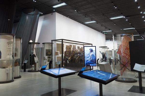 Auf dem Foto ist das ausgestellte schwarze Kleid einer Frau aus der ständigen Ausstellung „Begegnungen“ zu sehen.