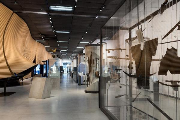 Auf dem Foto sind Rüstungen und Waffen aus der ständigen Ausstellung „Begegnungen“ zu sehen.