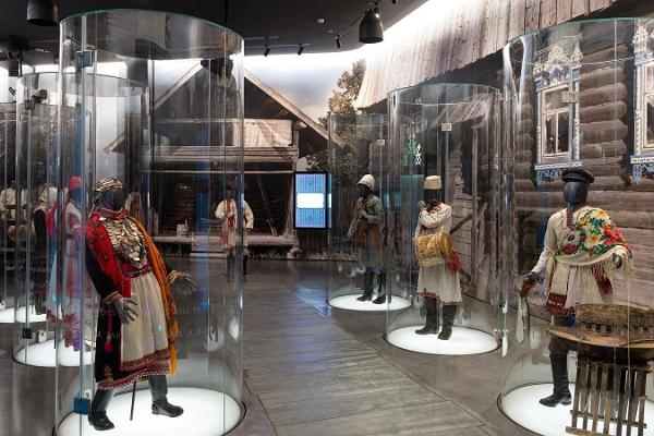 На фотографии изображена национальная одежда финно-угорских народов, экспонированная на постояннодействующей выставке "Эхо Урала" (эст. Uurali kaja) ERM.
