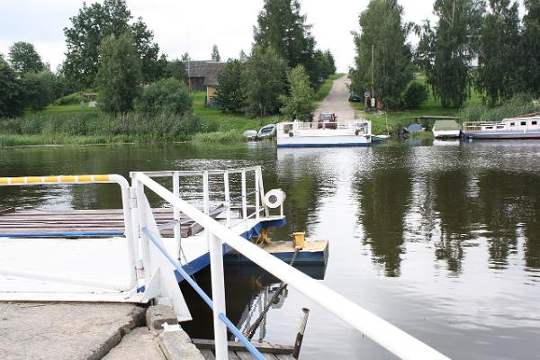 Über den Fluss Emajõgi mit der Fähre von Kavastu