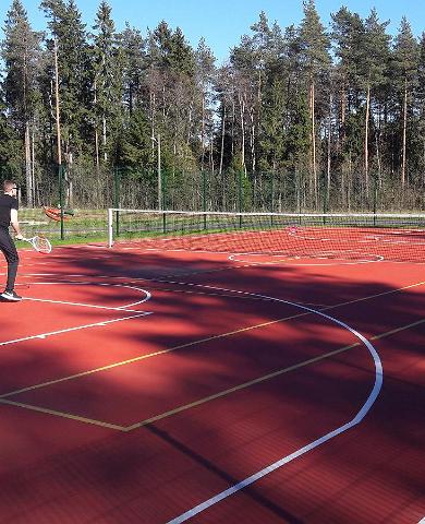 Tennis- och basketplan vid skid- och semestercentrum Valgehobusemäe 