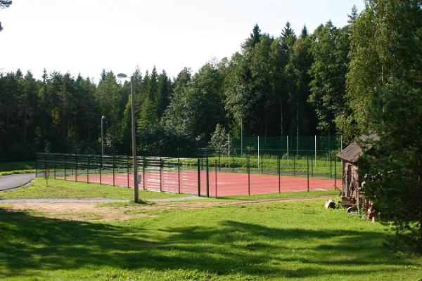 Tennis- und Basketballplatz des Ski- und Urlaubszentrums Valgehobusemäe