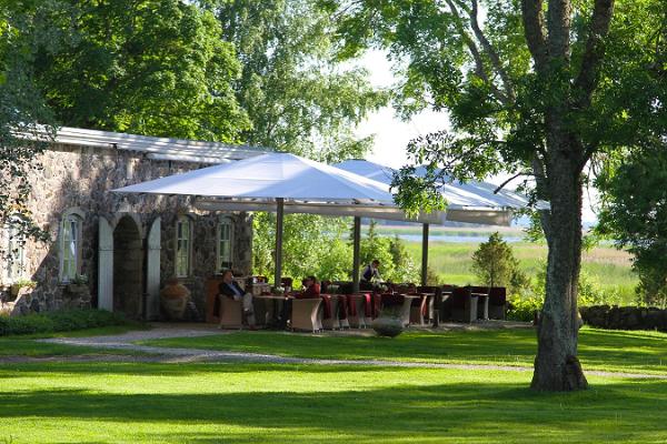 Terrasse des Sommerrestaurants Pädaste Yachtklub Meereshaus