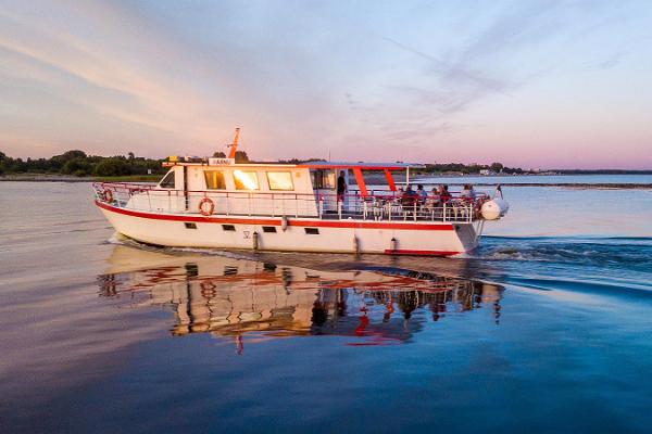 Поездки на корабле от Pärnu Cruises по реке и заливу Пярну