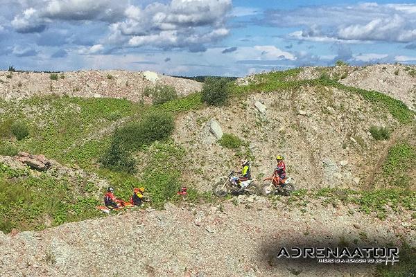 Safari mit dem Enduro-Motorrad in der künstlichen Landschaft von Aidu