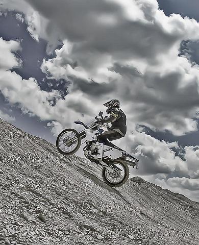 Enduro motorcykel safari på Aidus konstgjorda landskap