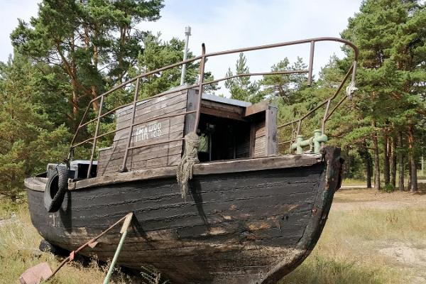 Fischerhafen und historische Fischerboote der Insel Kihnu