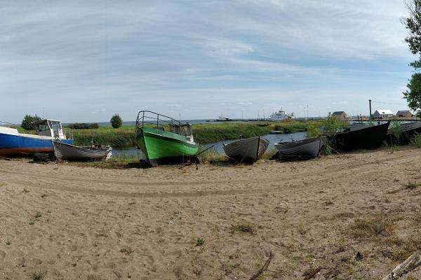 Fischerhafen und historische Fischerboote der Insel Kihnu