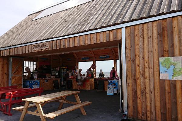 Kihnu harbour market: local food and crafts