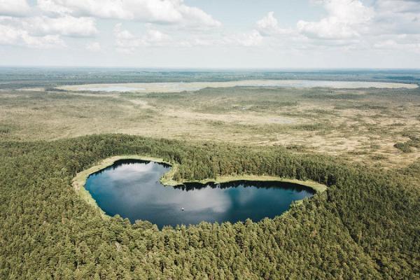 Lehrpfad am kleinen See Parika