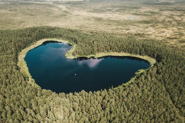 Lehrpfad am kleinen See Parika