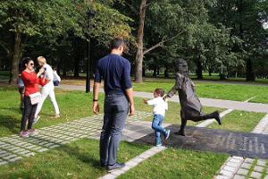 Мемориальная площадь Лидии Койдулы и Йоханна Вольдемара Яннсена и дети, бегущие по парку с Лидией Койдулой