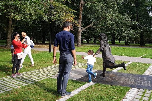 Gedenkplatz für Lydia Koidula und Johann Voldemar Jannsen, Kinder laufen mit Lydia Koidula durch den Park