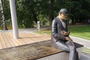 Мемориальная площадь Лидии Койдулы и Йоханна Вольдемара Яннсена. Яннсен задумчиво сидит на скамейке.