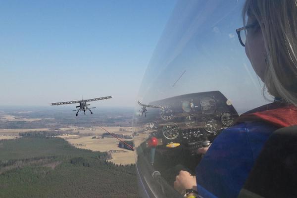 Ausflüge des Fliegervereins von Ridali mit einem Segelflugzeug und einem Motorflugzeug