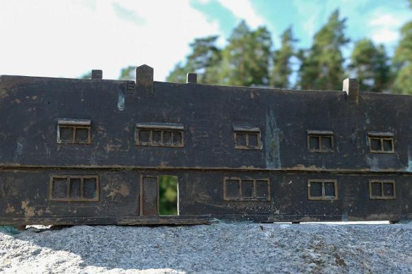 Gedenkstein für das alte Volkshaus auf der Insel Kihnu