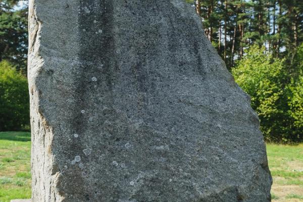 Gedenkstein für das alte Volkshaus auf der Insel Kihnu